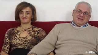Couple de mature se remémore le bon vieux temps avec une séance de baise où la chatte et le cul de madame sont bien fourrés