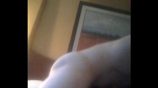 Un jeune minet filme en caméra cachée comment il encule les fesses de son amant noir dans une chambre d’hôtel