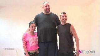 Un trio insolite pour un mélange détonant de partie à trois : une grosse bite, un géant et une petite adolescente super sexy